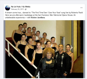 Roberta Flack with Na Lei Hulu dancers in 2011